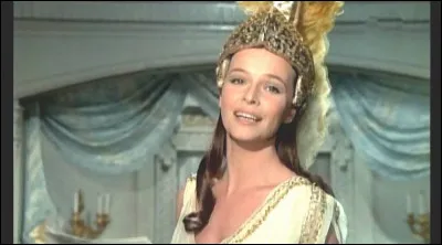 Ils se rencontrent sur le tournage des "Mariés de l'An II", où elle est Pauline de Guérande, puis elle est Martine dans "Docteur Popaul" en 1972. Après ce film, ils entament une relation parfois orageuse pendant 8 ans. Quelle est cette actrice italienne ?