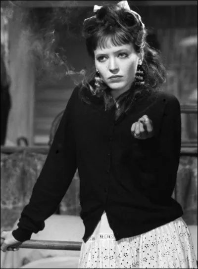 Ils tournent trois films ensemble : elle est Angela dans "Une femme est une femme", Gisèle dans "Dragées au poivre" et Marianne dans "Pierrot le fou". Quelle est cette actrice ?