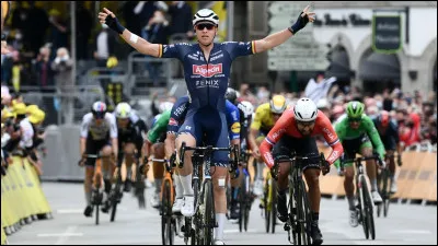 Qui a remportée la 3e étape au sprint à Pontivy ?