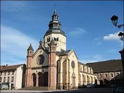 Nous terminons notre balade au pied de l'&eacute;glise Saint-Gondelbert, &agrave; Senones. Ville du Grand-Est, elle se situe dans le d&eacute;partement ...