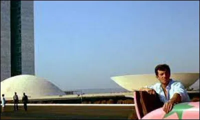 "Quitter son pays, sa famille, son armée, ses copains, franchir les océans pour voir une donzelle s'agiter dans un bruit de casseroles, ça vous paraît normal ? " C'est une réplique tirée du film ...