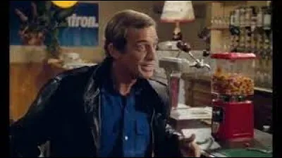 "Je sais bien que t'as pas buté l'autre imbécile ! Mais t'en as fait flinguer d'autres ! Si on rajoute à ça le racket, la drogue, les putes, ça fait une jolie carrière quand même ! Les vingt ans que tu vas prendre, c'est un peu la médaille du travail qu'on va te remettre. Cela provient du film ...