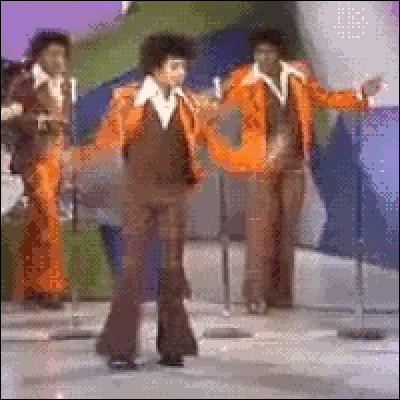 Sur quelle chanson réalise-t-il cette danse ?