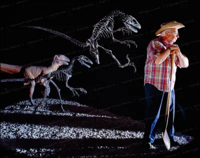 Après la découverte de ce dinosaure, il remit au goût du jour deux anciennes théories du 19e siècle selon lesquelles les petits dinosaures carnivores...