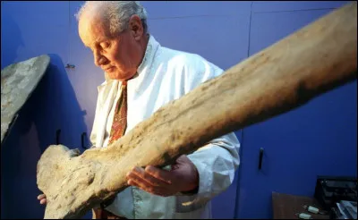 José Bonaparte (1928-2020) est un paléontologue argentin qui a découvert et décrit énormément de dinosaures argentins. Parmi ces espèces, on y trouve Argentinosaure, ainsi que :