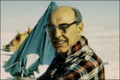 Edwin Colbert (1908-2001) est un paléontologue célèbre pour avoir découvert en 1947 une vingtaine de squelettes entiers de :