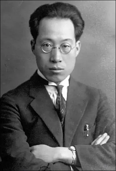 Yang Zhongjan (1897-1979) est considéré comme le père de la paléontologie chinoise. Dès 1949, date de la création de la république populaire de Chine, il supervise les découvertes parmi les plus importantes de fossiles de dinosaure de lhistoire. Parmi, elle :