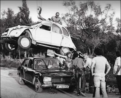 Le cinéma est l'art de l'illusion. Pour quel film de James Bond prépare-t-on cette cascade avec une 2 CV ?