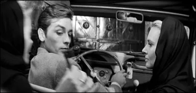 Dans quel film de René Clément peut-on voir Delon au volant d'une 2 CV avec Jane Fonda à ses côtés ?
