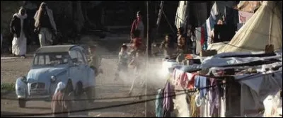 Dans quel film d'espionnage de 2001 avec Robert Redford peut-on regarder cette scène d'une 2 CV parcourant les quartiers de Beyrouth ?