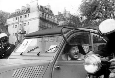 Dans quel film peut-on voir Bourvil au volant de sa 2 CV tracassé par les embouteillages et le stationnement à Paris dès 1961 ?