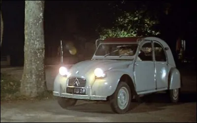 Dans quel film de Chabrol cette 2 CV est-elle conduite par Stéphane Audran qui joue le rôle de l'institutrice du village ?