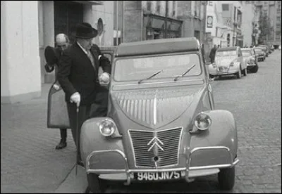 Dans quel film de Robert Dhéry peut-on savourer cette scène montrant un gentleman montant dans une 2 CV avec chauffeur ?