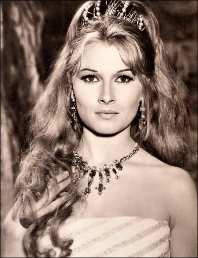 Après avoir joué une stripteaseuse dans "Dragées au poivre" (1963), elle est Alice Ponchabert dans "Les Tribulations d'un Chinois en Chine" (1965) : c'est ...