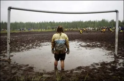 Il y a un type de football qui se joue dans la boue et...