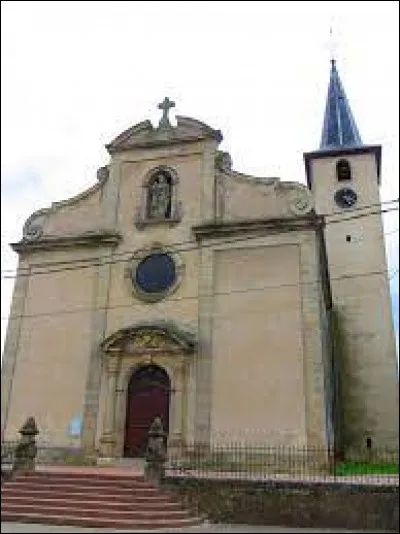 Nous sommes à Berthelming, devant l'église de l'Exaltation-de-la-Sainte-Croix. Village du Grand-Est, dans l'aire d'attraction Sarrebourgeoise, il se situe dans le département ...