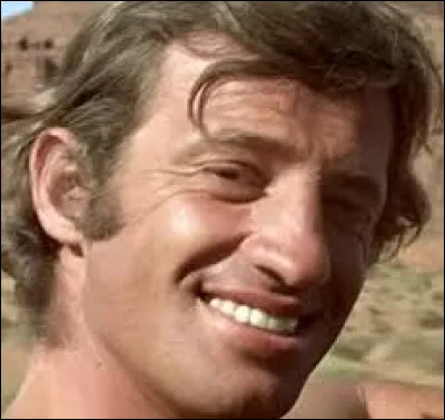 Qui accompagne Jean-Paul Belmondo dans le film "Le Solitaire" ?