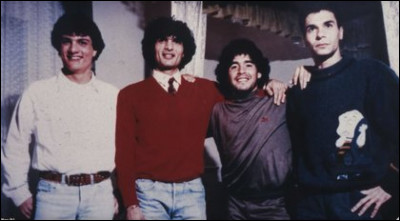 Avec quel clan de la Camorra Maradona devient-il intouchable, accro à la drogue et aux prostituées ?