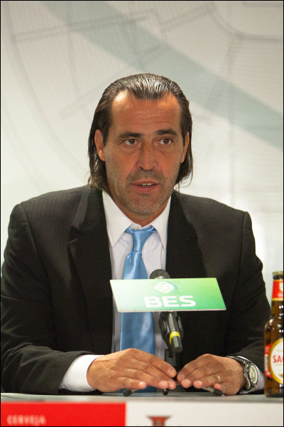 Qui remplace Maradona au poste de sélectionneur ?