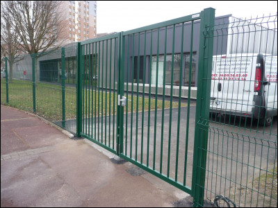 Tu es arriv&eacute; devant le portail du coll&egrave;ge. Tu te rends compte qu'il n'y a personne et que tu es logiquement en retard ! Quelle est ta r&eacute;action ?