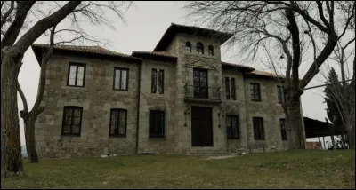 Quel est le nom de la ville qui héberge les braqueurs avant de faire le premier braquage ?