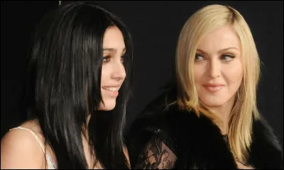 Qui est cette égérie de la marque de composants en cristal Swarovski, fille de Madonna ?