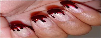 Elle adore vernir ses ongles dans les nuances ... pour Halloween !