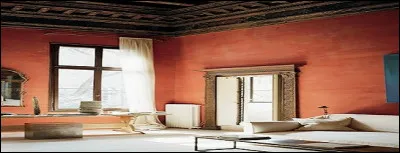 Elle a beaucoup apprécié les murs saumon du salon d'été.