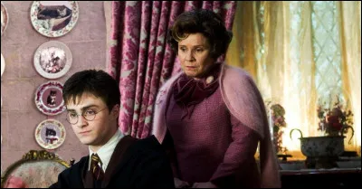 Quelle phrase Ombrage écrit-elle sur la main de Harry ?