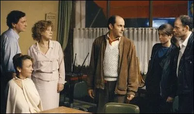 Il est Henri Ménard, le patron du café "Au Père Tranquille", où l'on se rassemble pour célébrer le 35e anniversaire de Yolande (Catherine Frot) : dans quel film est-ce ?