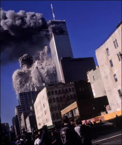 Quelle tour s'effondre la première ?