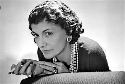 Coco Chanel est la 1re couturière à organiser de véritables défilés de mode au début du XXe siècle.