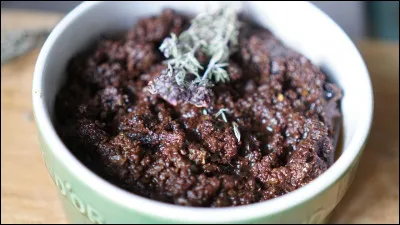 La tapenade est faite à base d'olives.