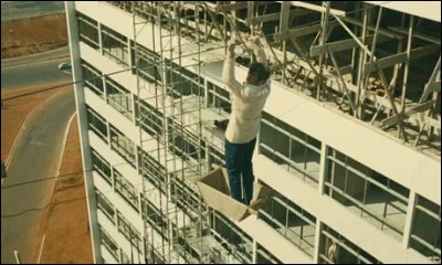 Lors d'une cascade où il est suspendu à un câble métallique en haut d'un immeuble, il n'a plus de force pour terminer les 3 min qu'il reste. Dans quel film ?