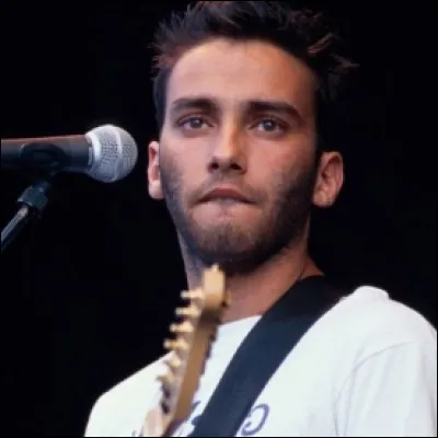 Complétez les paroles de la chanson « Jeune et con », par Damien Saez : 
"Encore un jour se lève sur la planète France
Et je sors doucement de mes rêves, je rentre dans la danse
Comme toujours il est huit heures du soir, j'ai dormi tout le jour
Je me suis encore couché trop tard, ..."
