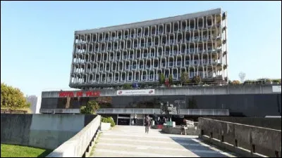 Ville de Seine-Saint-Denis, peuplée de 54 000 habitants, préfecture du département :