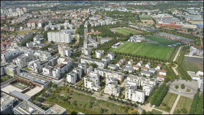 Ville des Hauts-de-Seine, située dans une boucle de la Seine, sur la rive gauche du fleuve, site d'un important port fluvial, peuplée de 47 000 habitants :