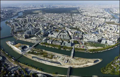 Ville des Hauts-de-Seine, limitrophe du 16e arrondissement de Paris, la plus peuplée de la banlieue parisienne avec ses 121 000 habitants :