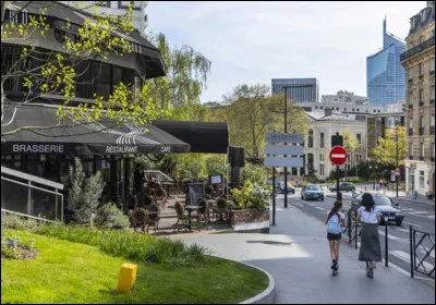 Ville des Hauts-de-Seine, transformée par l'aménagement du quartier de la Défense montré dans le film "le Chat", peuplée de 82 000 habitants :
