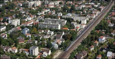 Ville du Val-de-Marne, entièrement située dans une boucle de la Marne, peuplée de 75 000 habitants :