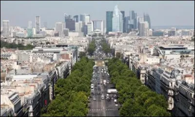 Ville des Hauts-de-Seine, située sur la rive droite du fleuve, limitrophe du Bois de Boulogne et du 17e arrondissement de Paris, symbole des hauts revenus, peuplée de 60 000 habitants :