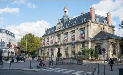 Ville de Seine-Saint-Denis, limitrophe des 17e et 18e arrondissements de Paris, peuplée de 50 000 habitants :