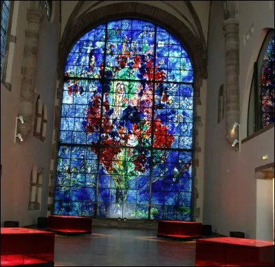 Quelle ville détient le plus grand vitrail de Marc Chagall intitulé "L'Arbre de vie" ?