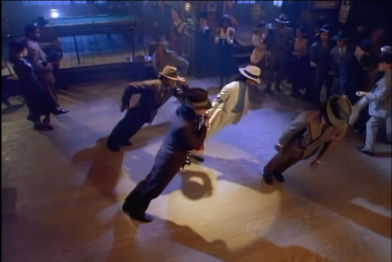 Dans ce film retraçant sa carrière musicale et une aventure de type fantastique, MJ montre le clip entier de Smooth Criminal. Comment s'appelle le mouvement anti-gravité réalisé ?