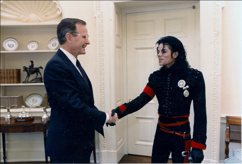 En 1990, le Président George H. W. Bush évoque Michael Jackson comme...
