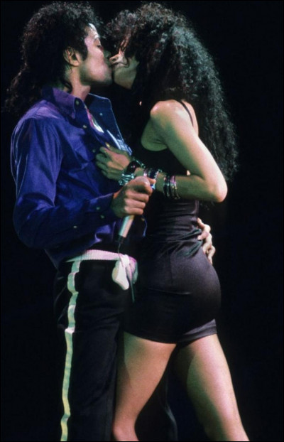 Lorsque Tatiana Thumbzten s'est fait exclure de l'entourage de Jackson apr&egrave;s l'avoir embrass&eacute; sur sc&egrave;ne, o&ugrave; &eacute;tait le concert ?