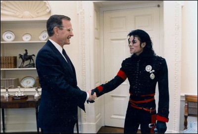 En 1990, le Pr&eacute;sident George H. W. Bush &eacute;voque Michael Jackson comme...
