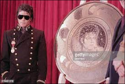 Comment fut rebaptis&eacute; l'h&ocirc;pital o&ugrave; est all&eacute; MJ ?