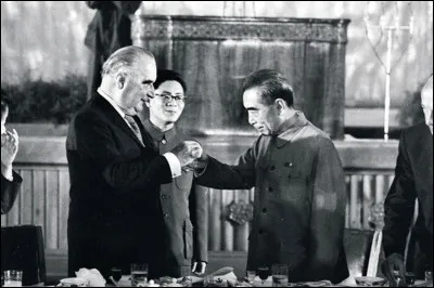 Quel dirigeant accueille le président français ?