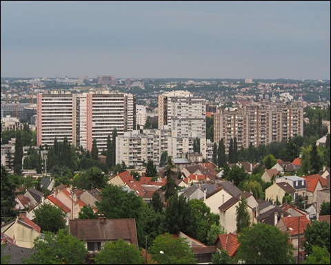 Ville du Val-de-Marne, située à l'extrémité nord du département, en bordure du bois de Vincennes, peuplée de 53 000 habitants :